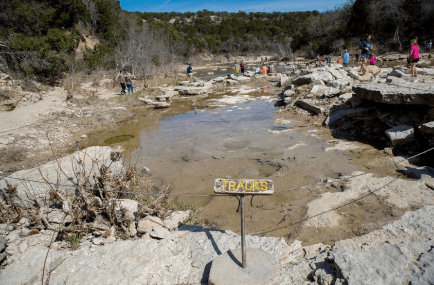 Esta ubicado cerca de Glen Rose 1,500 acres de campo, donde alguna vez habitaron los dinosaurios y cuyas huellas yacen plasmadas en el lugar. Puedes hacer reservaciones en línea o por teléfono llamando al (512) 389-8900. 
<br>