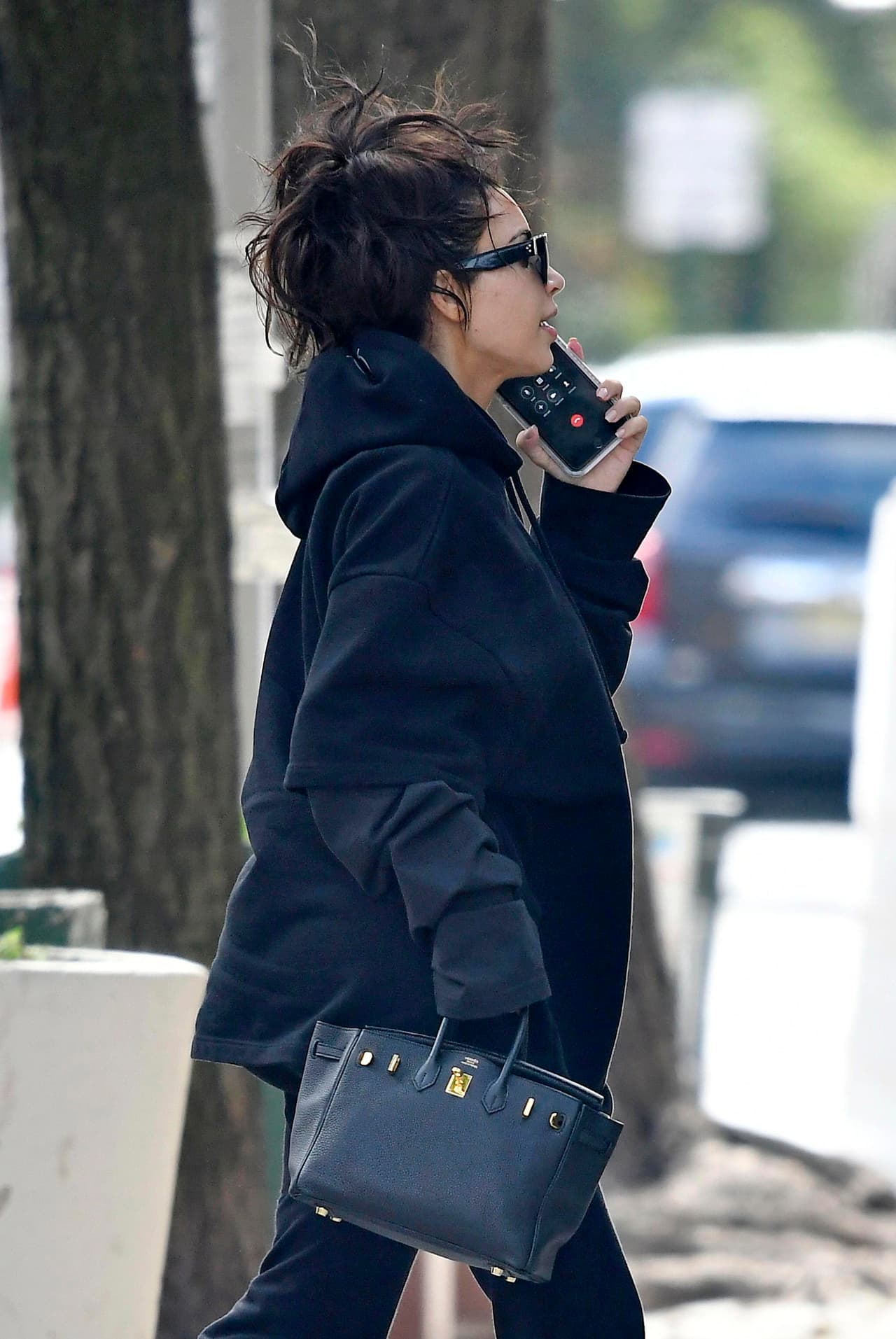 Kim aceleró el paso para evadir a las cámaras.