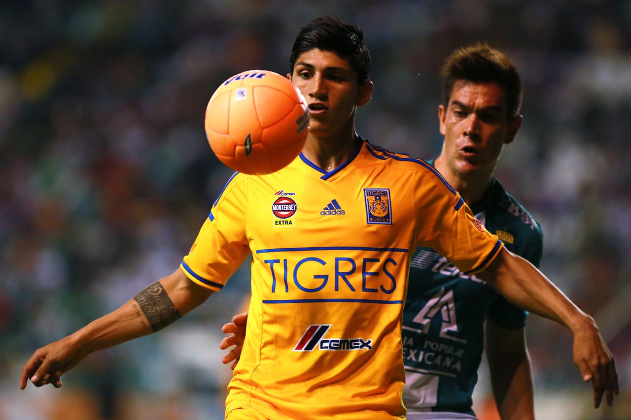 Alan Pulido, ya está en Suiza para su audiencia en el TAS