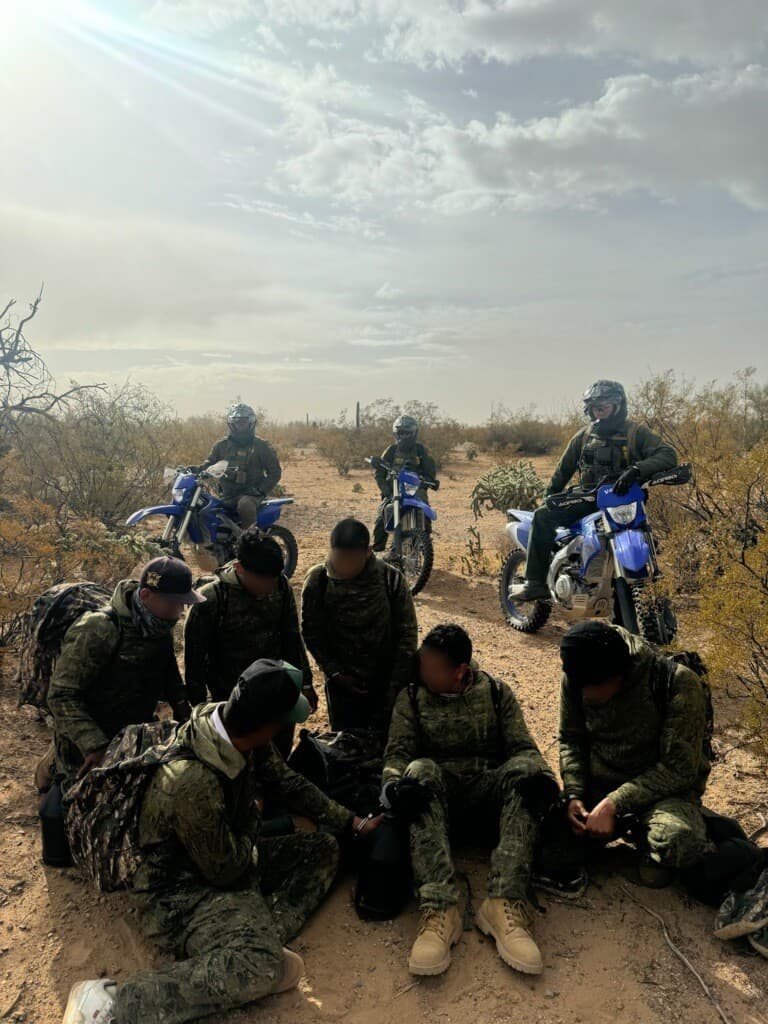 Estos hallazgos ocurren de manera paralela a los de 
<b>personas encontradas por policías migratorios del lado estadounidense, como este hecho por agentes motorizados de la estación Three Points</b>, en un reporte hecho esta misma semana.