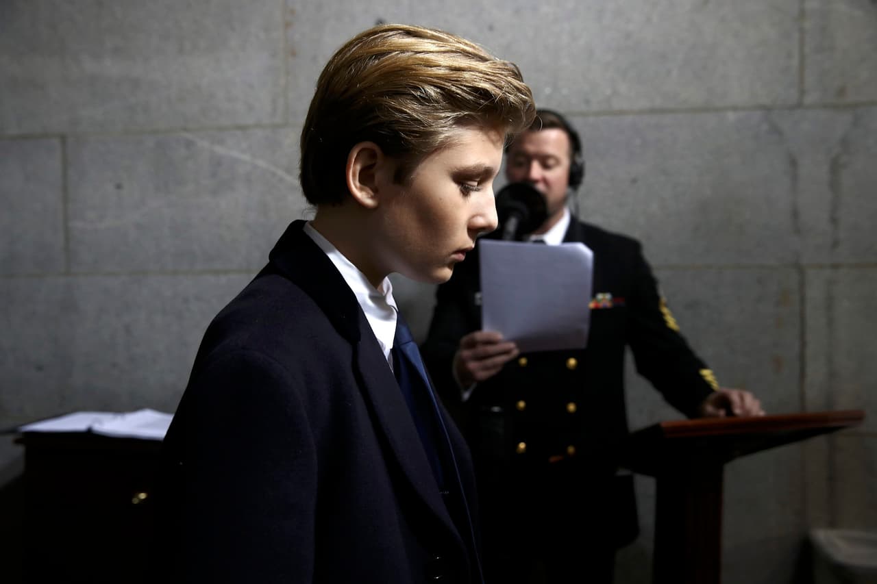 Barron Trump, en el tunel de salida a la explanada.