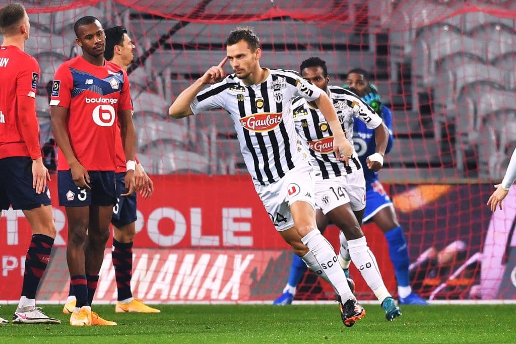 Lille cayó en casa 1-2 ante Angers y quedaron igualados en puntos con el PSG, pero en tercer puesto por diferencia de goles.