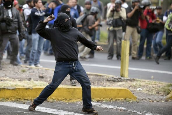 Las imágenes, de personas con los rostros cubiertos, recordaban a lo acontecido el día de la toma de posesión del presidente Peña.