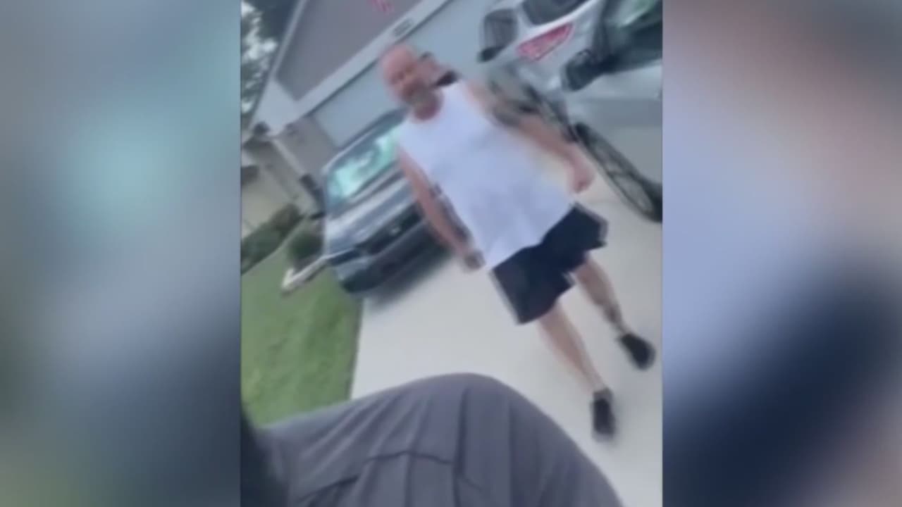 Pareja enfrenta cargos por agresión racial tras video viral grabado por vendedor en Florida