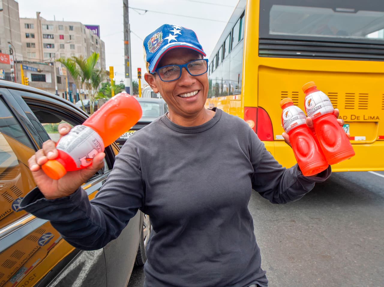 Una migrante venezolana vendiendo bebidas en una carretera de Lima. Según datos de ACNUR, a este país han llegado 728,000 ciudadanos de ese país en los últimos años.