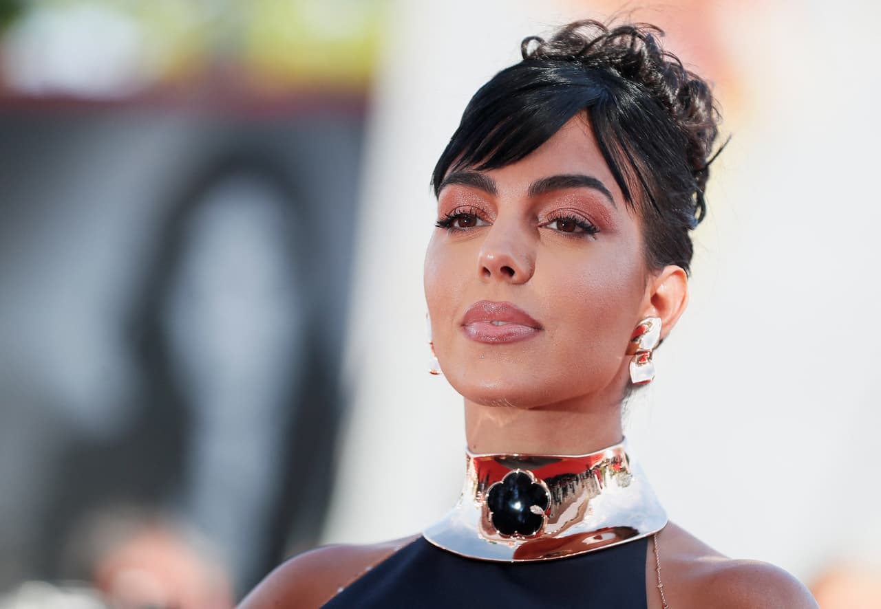 Ella lució una impecable paleta de maquillaje bronceado con un labio ‘nude’, mientras sus mechones castaños quedaron recogidos en un moño. 
<br>