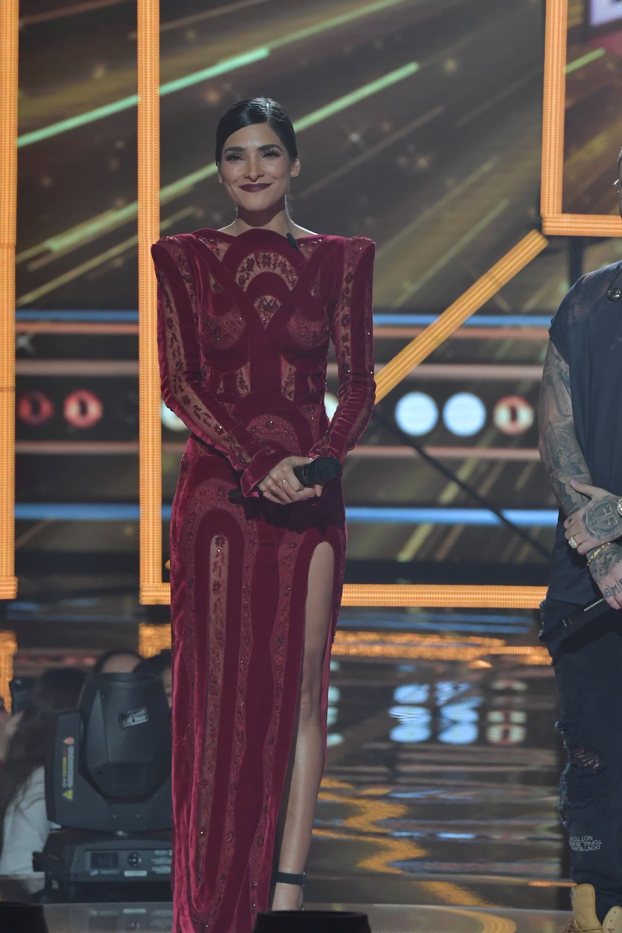 Otro look atinado para nuestra conductora consentida.