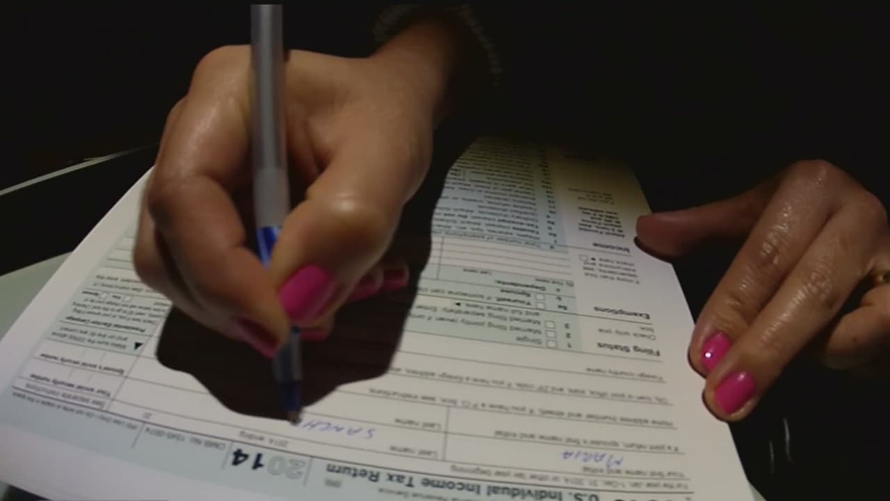 Por ley, cualquier persona a quien se le pague para preparar o que ayude en la preparación de declaraciones de impuestos federales debe tener un Número de identificación tributario de preparador válido, o PTIN. Los preparadores de paga deben firmar e incluir su PTIN en la declaración.