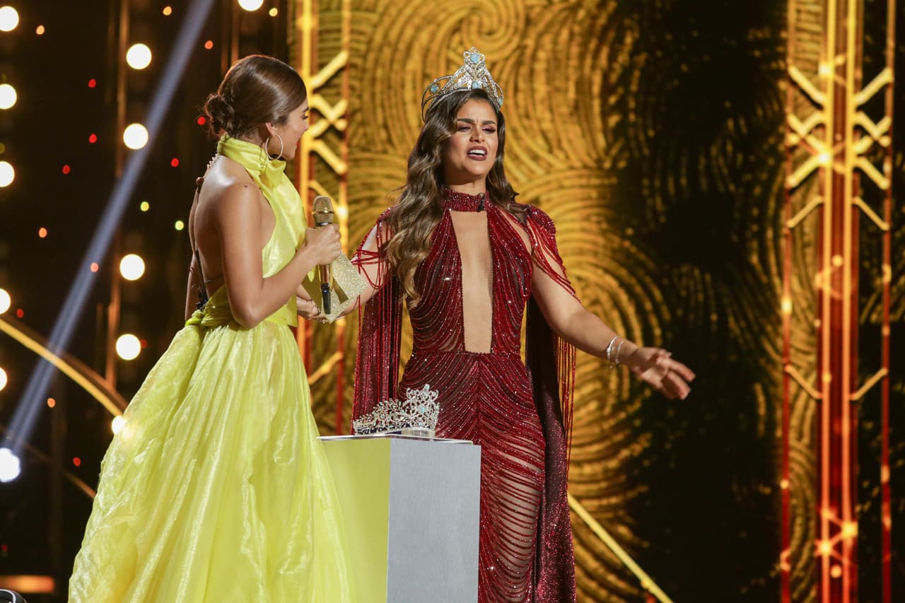 Antes de coronar a la nueva reina, Alejandra aprovechó para preguntarle a qué sabían los besos de Ozuna. Clarissa respondió: "A taki taki".