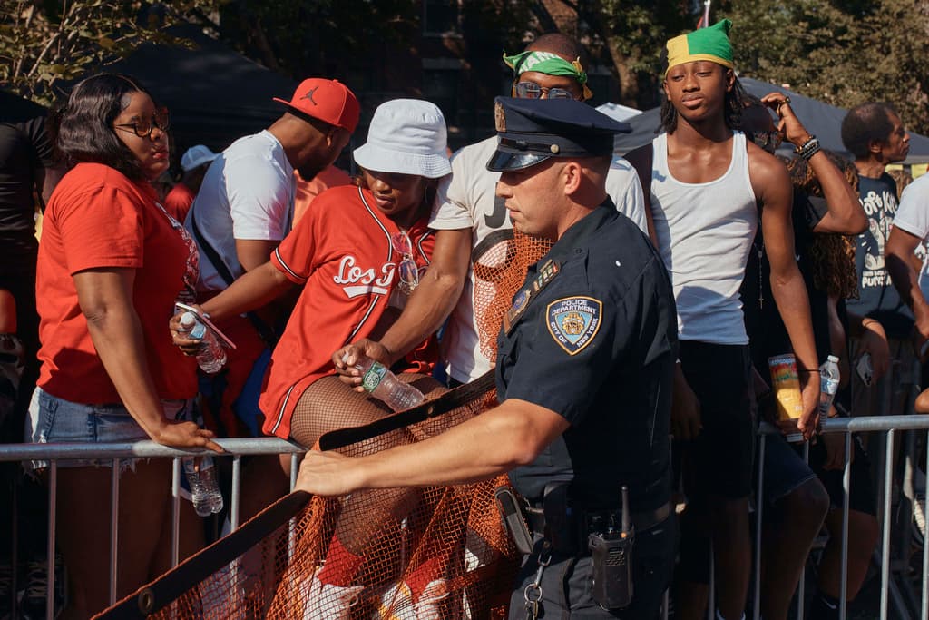 John Chell, jefe de patrulleros de NYPD, informó que aproximadamente a las 2:35 p.m., un hombre armado disparó indiscriminadamente contra un grupo de personas que observaban el desfile, a orillas de la ruta, cerca de la esquina de la avenida Franklin, en Brooklyn.