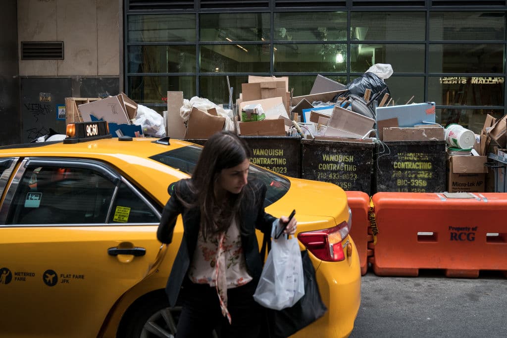 Antes de introducir algo a tu casa piensa: "Si no puede reutilizarse, repararse, reconstruirse, reacondicionarse, revenderse, reciclarse o convertirse en abono, entonces ¿para qué lo compro?”.
<br>