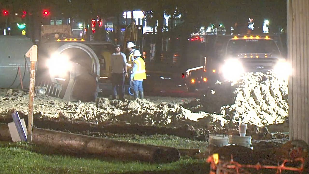 La calle Kieth Harrow, al noroeste de Houston, se encuentra cerrado en ambos sentidos.