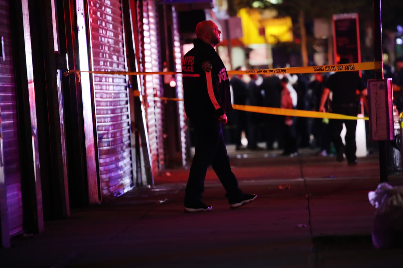 La Policía indicó que uno de los oficiales forcejeó con el sospechoso por un arma que presuntamente tenía en la mano, que al dispararse impactó a un oficial en la mano y a otro en el brazo.