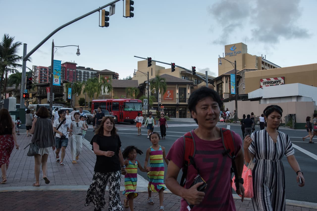 "Estados Unidos debería (...) demostrar con su comportamiento su intención de rebajar las tensiones y de evitar un peligroso conflicto militar", dijo el líder norcoreano este 15 de agosto citado por la agencia estatal de noticias del régimen. En la foto, turistas caminan en el área de Tamuning.