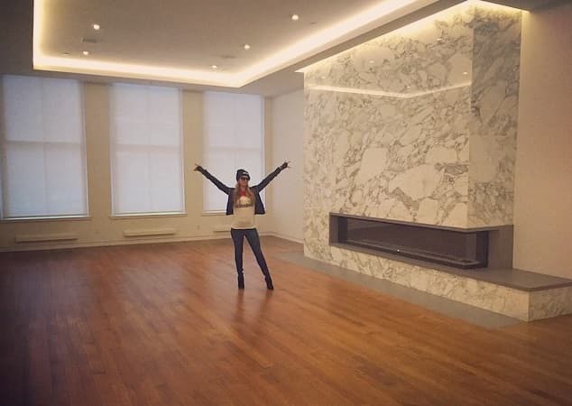 Cuando compró su loft en la ciudad de Nueva York nos lo presumió y hasta posó muy feliz.