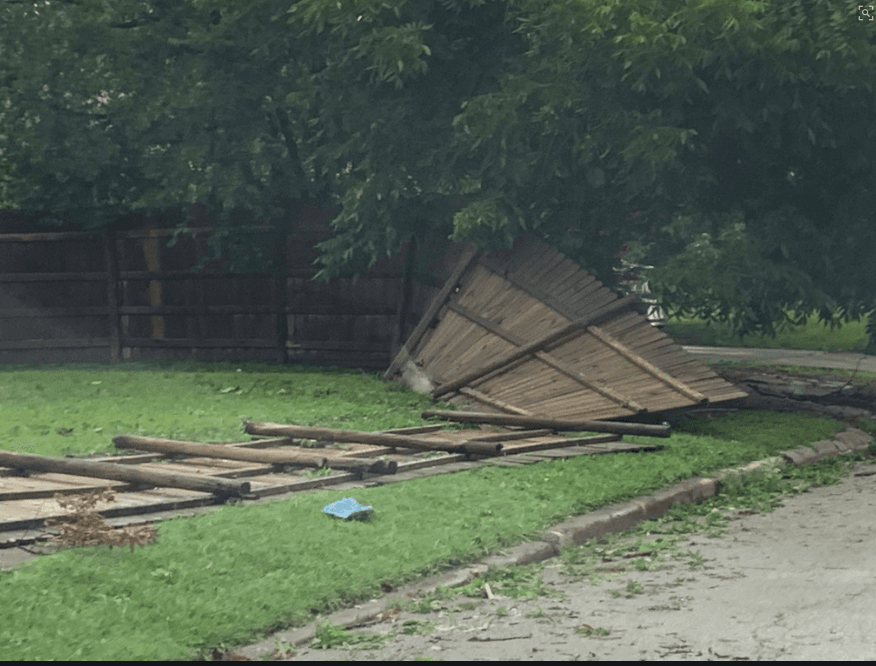 La tormenta produjo ráfagas de hasta 60 mph y granizo grande.