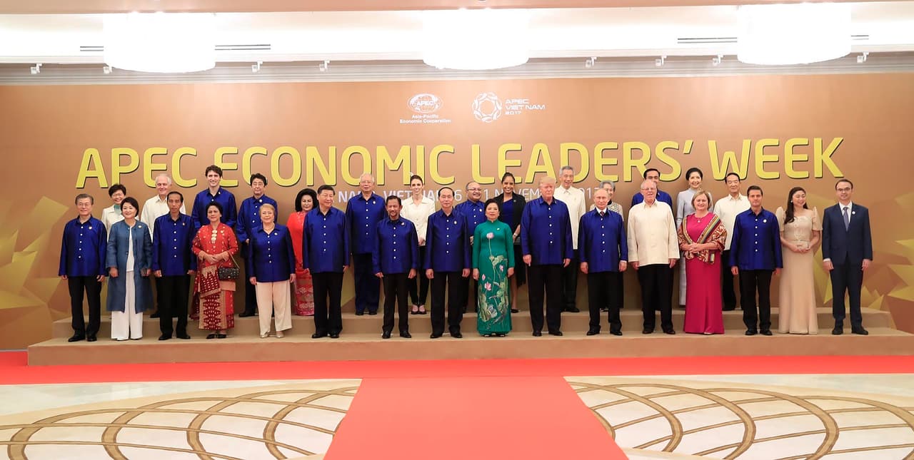 Líderes posan junto a sus cónyuges para la foto de APEC 2017, la primera de Trump. Muchos han tratado de eliminar la tradición de la vestimenta, incluso mandatarios estadounidenses, pero cabe recordar que fue justamente un presidente de EEUU quien comenzó con esta costumbre que amenaza con ser perpetua.