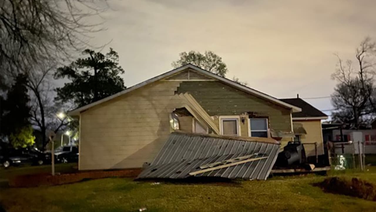 Algunas casas fueron afectadas en el Interestatal 10 y Federal Road.