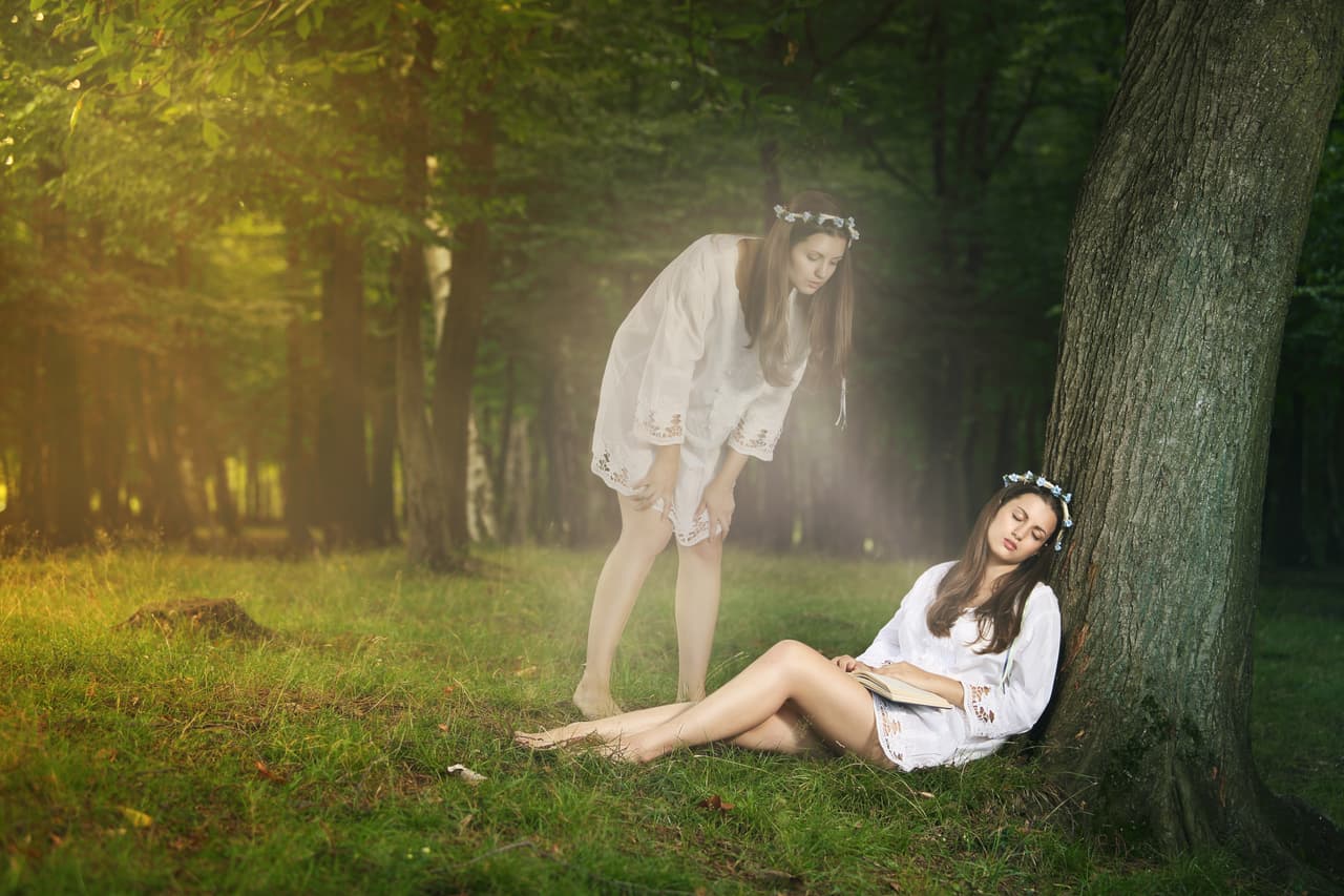 <b>Experiencias fuera del cuerpo, Telepatía, Hipnosis, Viaje Astral, Déjà vu</b>
<br>
<br>
<b>Experiencia fuera del cuerpo</b>
<br>Ocurre cuando se proyecta el aura, o sea, la energía que tenemos y podemos hacer el llamado viaje astral. Muchas veces se confunden con los sueños, pensamos que estamos soñando cuando lo que estamos haciendo es precisamente un viaje astral dentro del mundo onírico, o sea, ese en el cual pasamos la tercera parte de nuestras vidas.