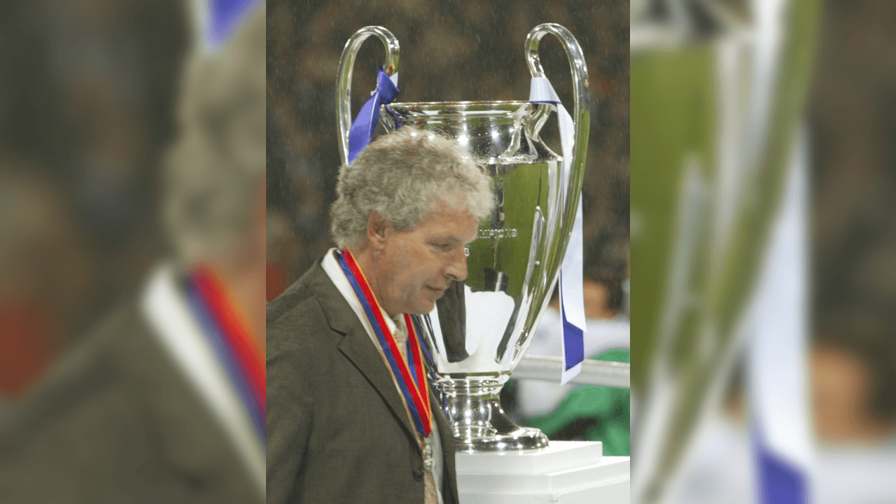 <b>Decepcionado</b>
<br>Klaus Toppmoller, director técnico de aquel Bayer Leverkusen, pasó completamente desolado por la derrota.