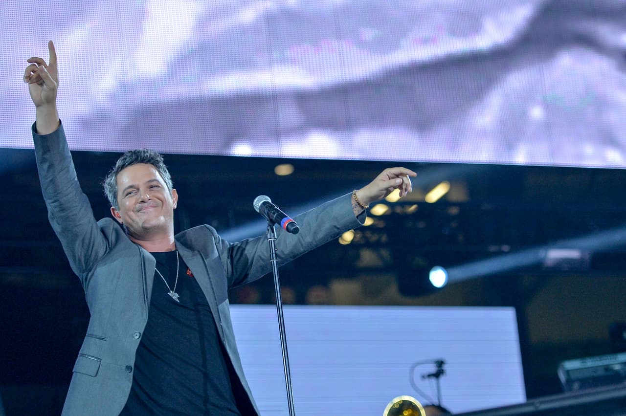 Alejandro Sanz actua por instinto y defiende a una fan