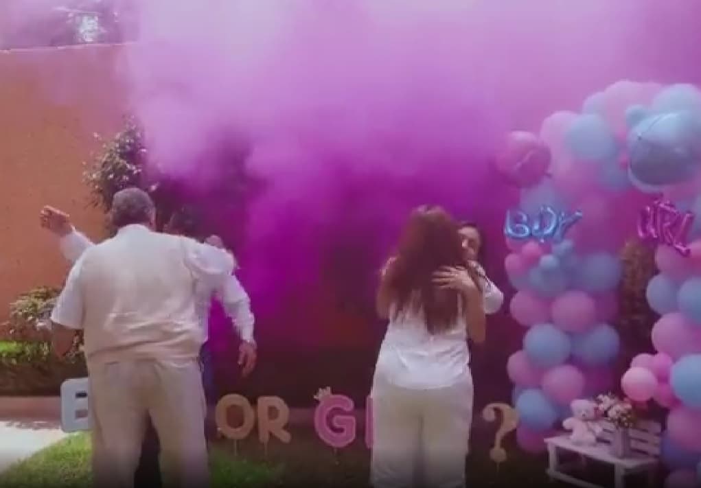 “Papá feliz. Me llena de alegría y felicidad compartir con todos ustedes que tendremos una hermosa niña”, escribió el cantante en la descripción del clip.
<br>