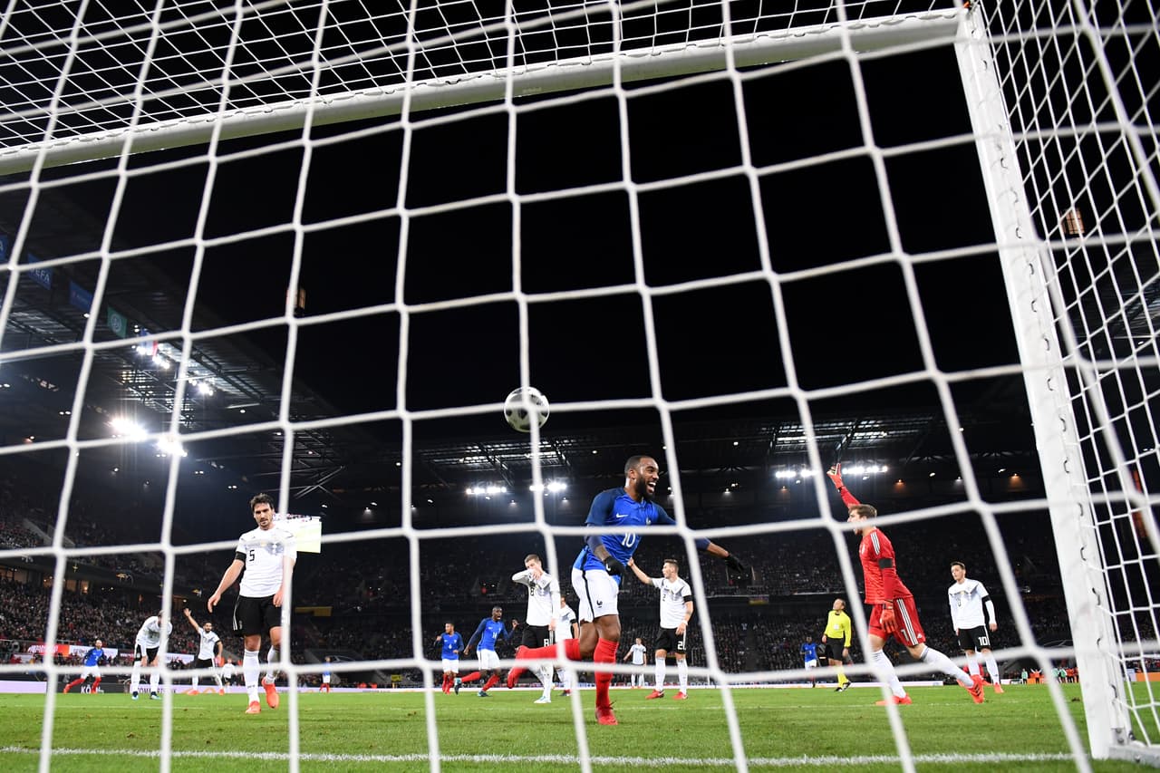 El dominio francés, se vio reflejado a los 34 minutos. Lacazzete hizo el primer gol tras una gran jugada de Martial que se quitó a Süle y centró tras la salida de Trapp.