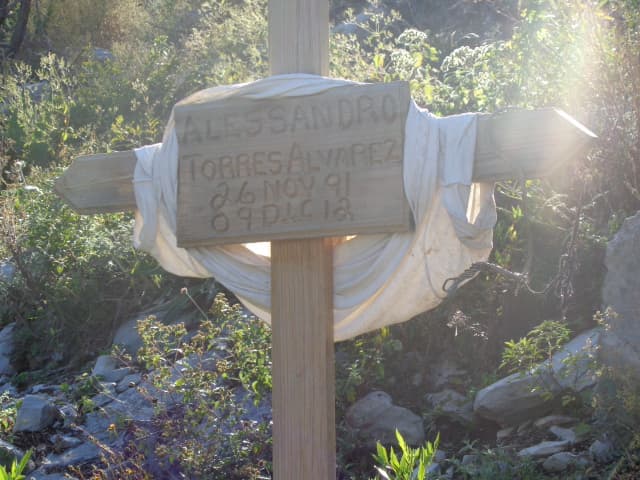 También estaba la cruz recordando al piloto del avión, Alessandro Torres Álvarez.