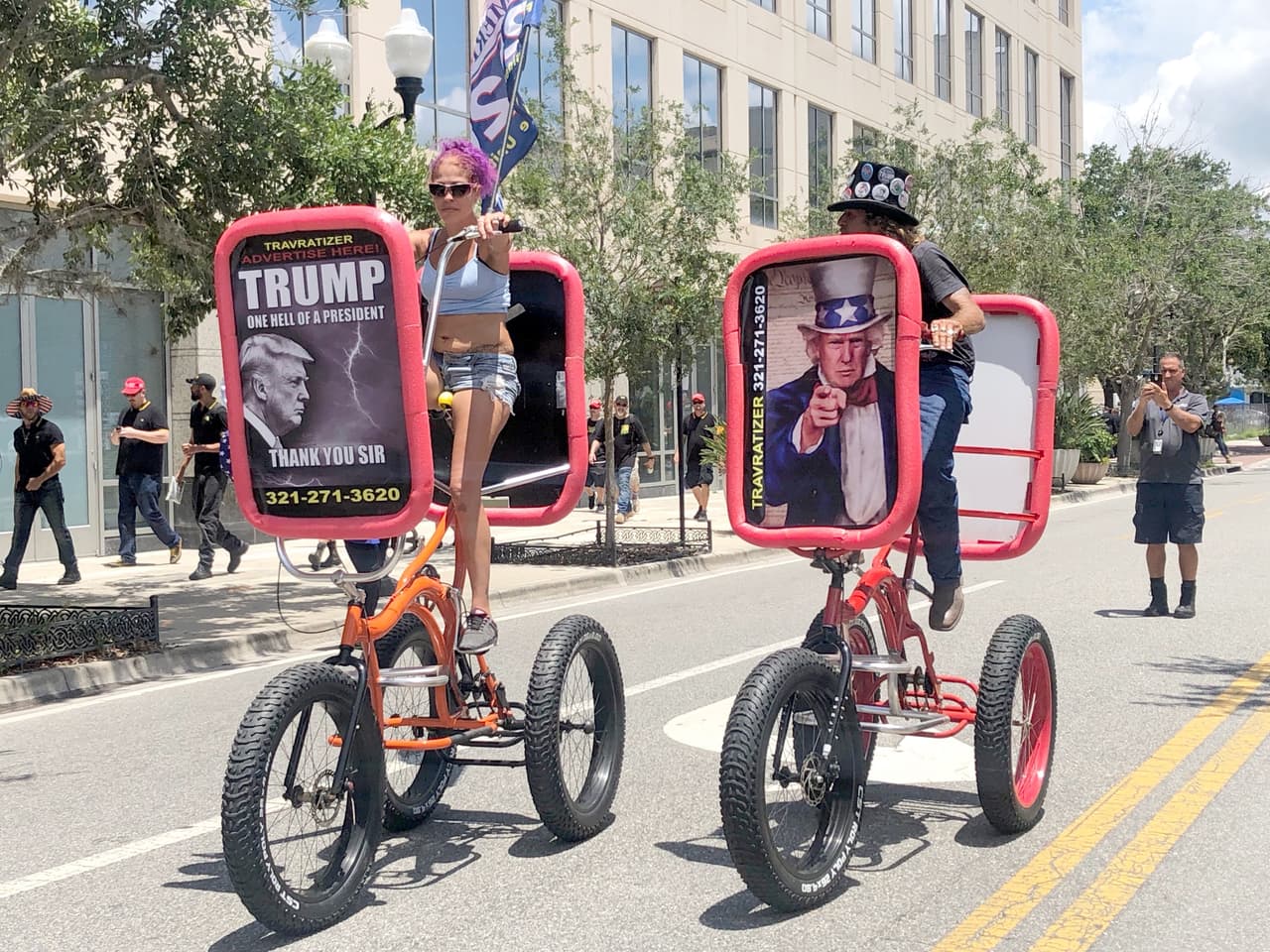 "No seas burro, Trump 2020", decía uno de estos letreros por detrás.