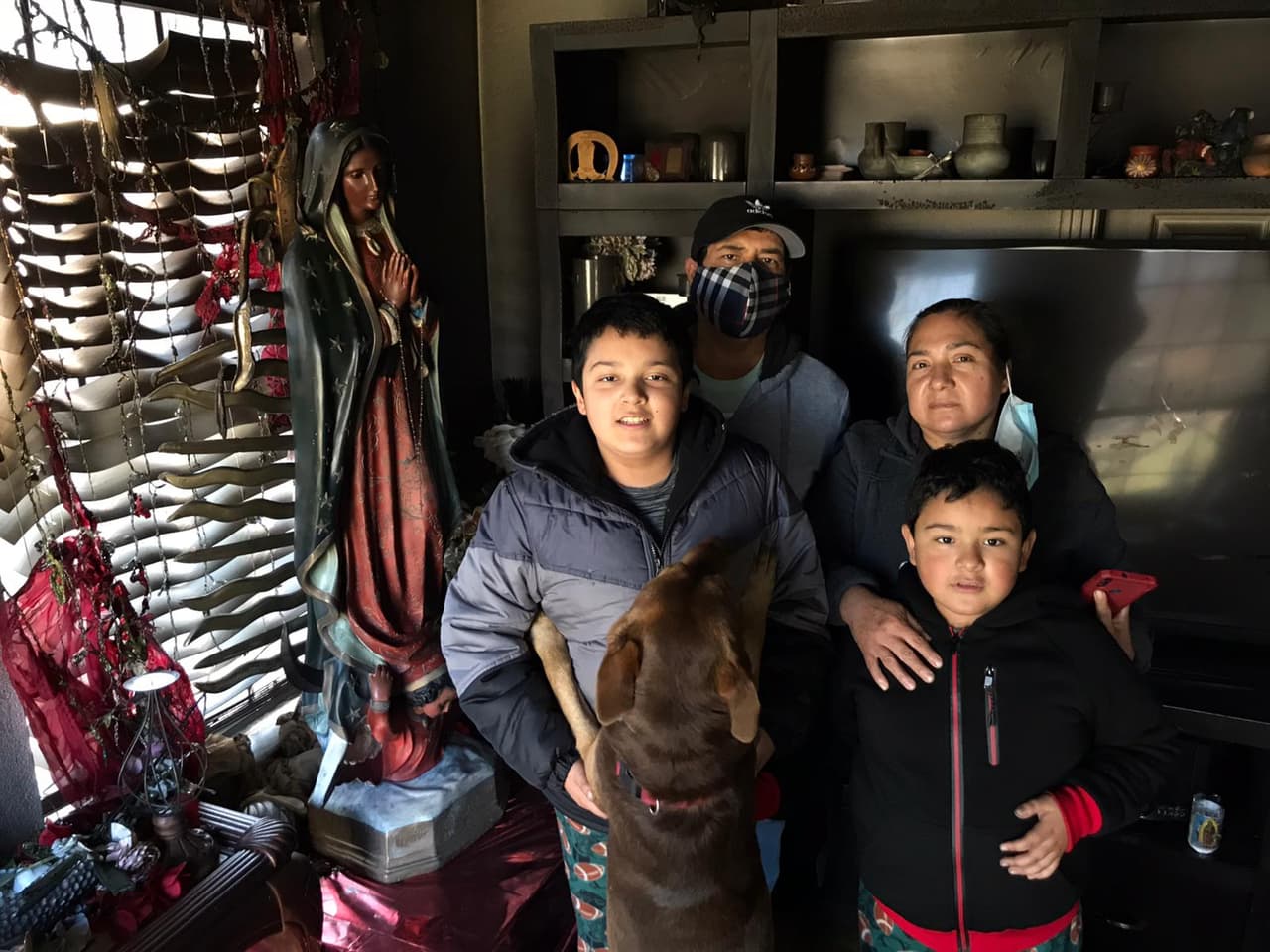 Una familia de Dallas inició la temporada navideña separada luego de que su hogar se incendió el día de Acción de Gracias. 
<br>