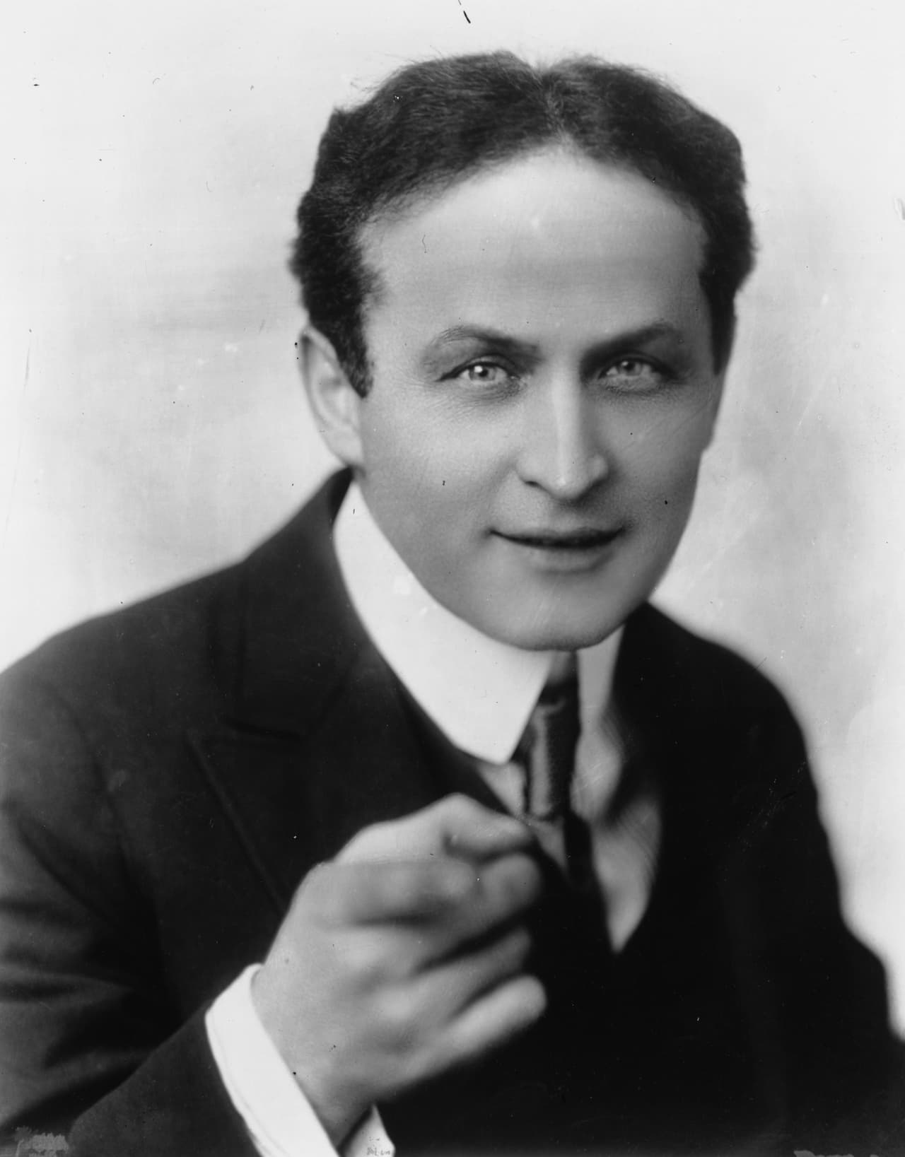 <b>Harry Houdini</b> es uno de los ilusionista y escapista más legendario y extraordinario en la historia de la magia.