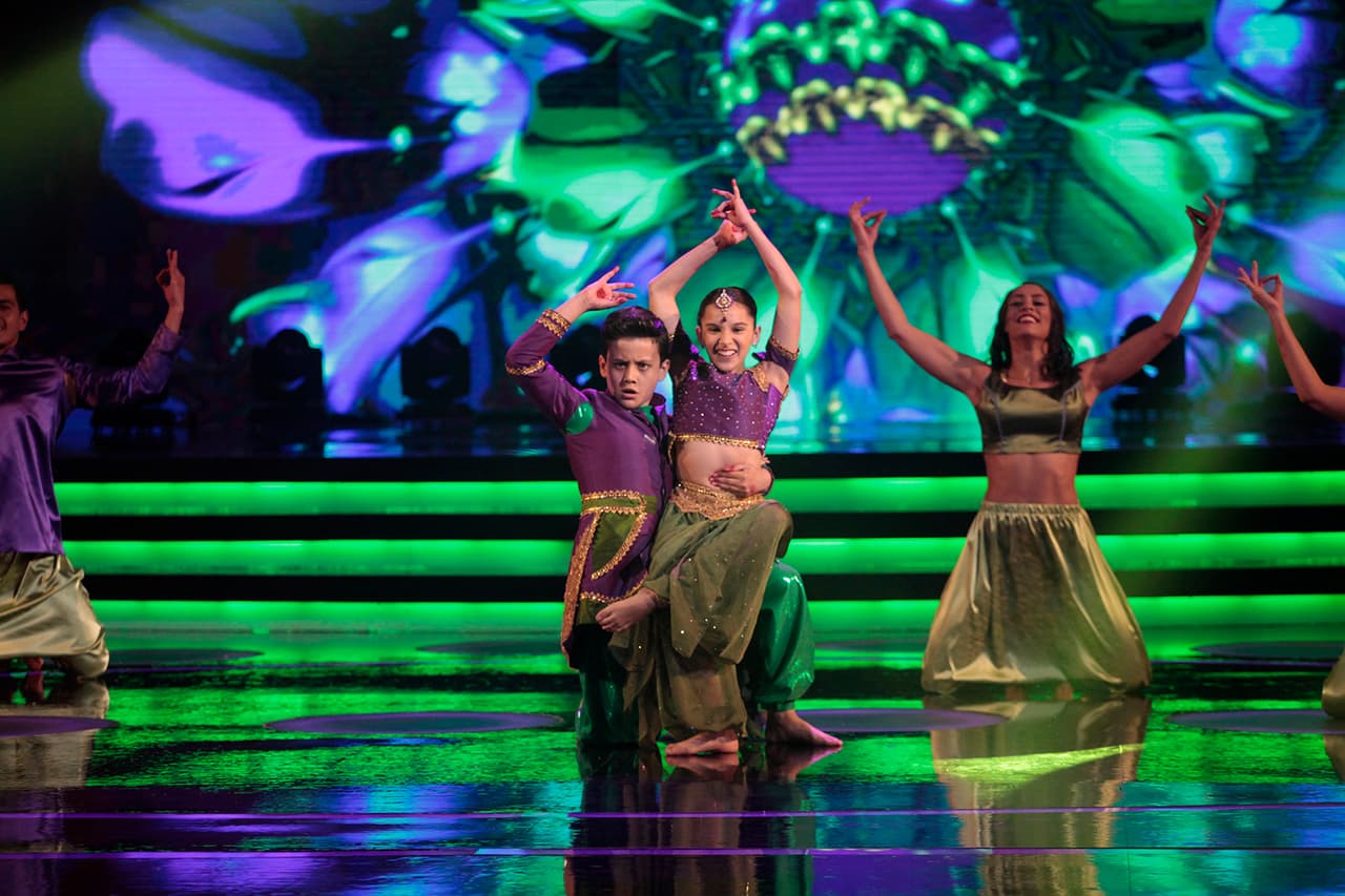 Sara y Yamil fueron los primeros en llegar al escenario. Los bailarines del escuadrón de 'Giovani y los Sacachispas' pusieron de buen humor al jurado con su coreografia a lo Bollywood.