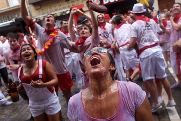 Otros vertieron vino desde los balcones de arriba.