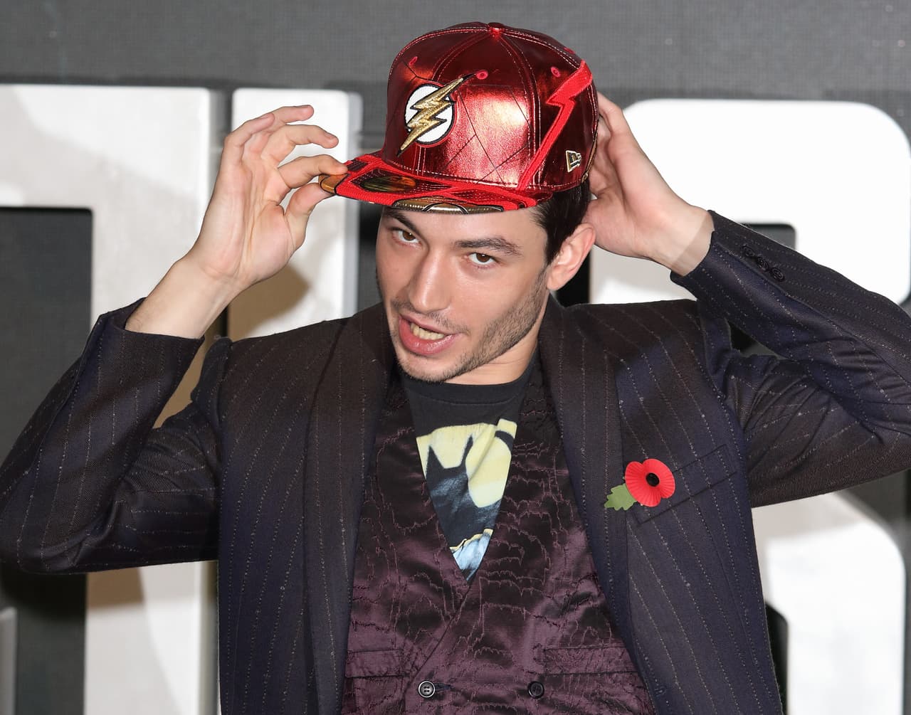 Ezra Miller fue detenido por alteración del orden público y acoso.