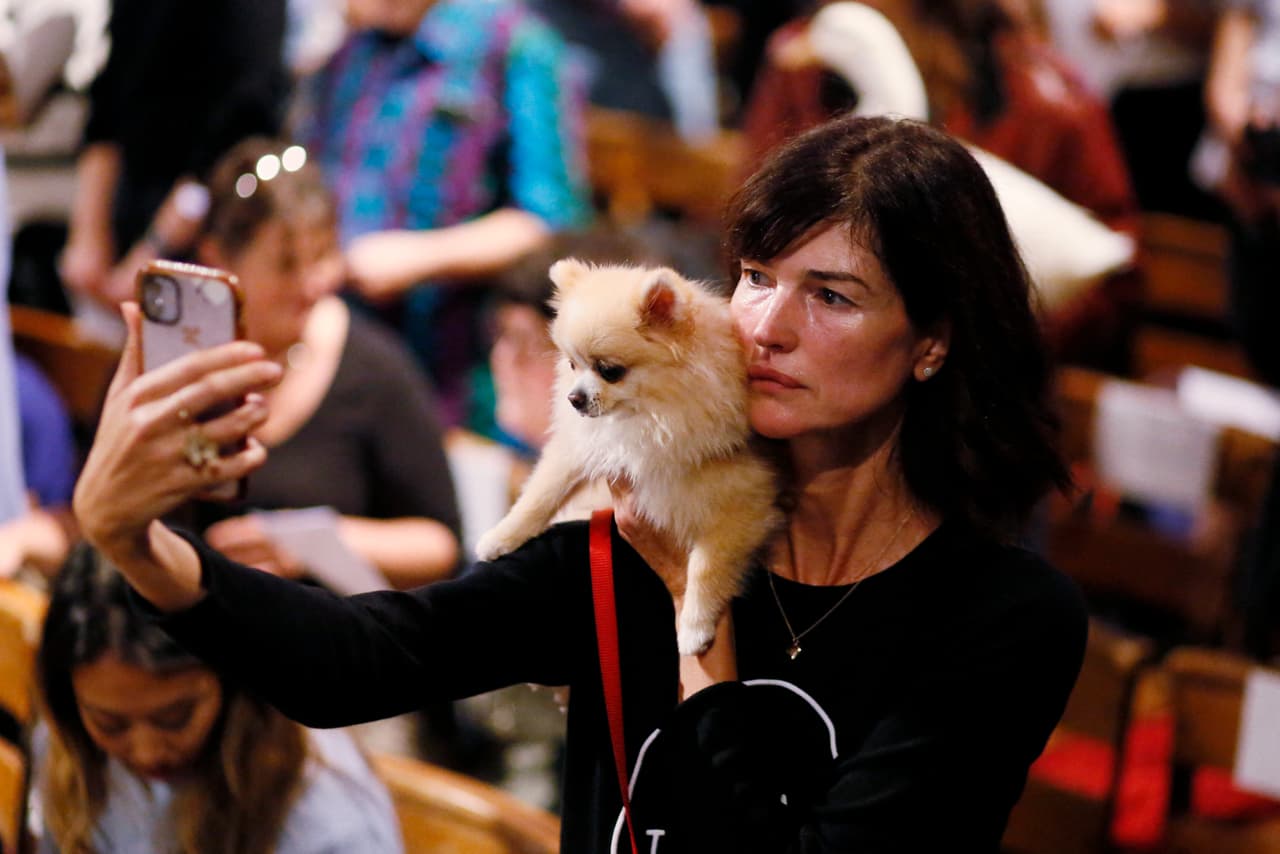 Una mujer aprovecha para tomarse un selfie junto a su mascota.