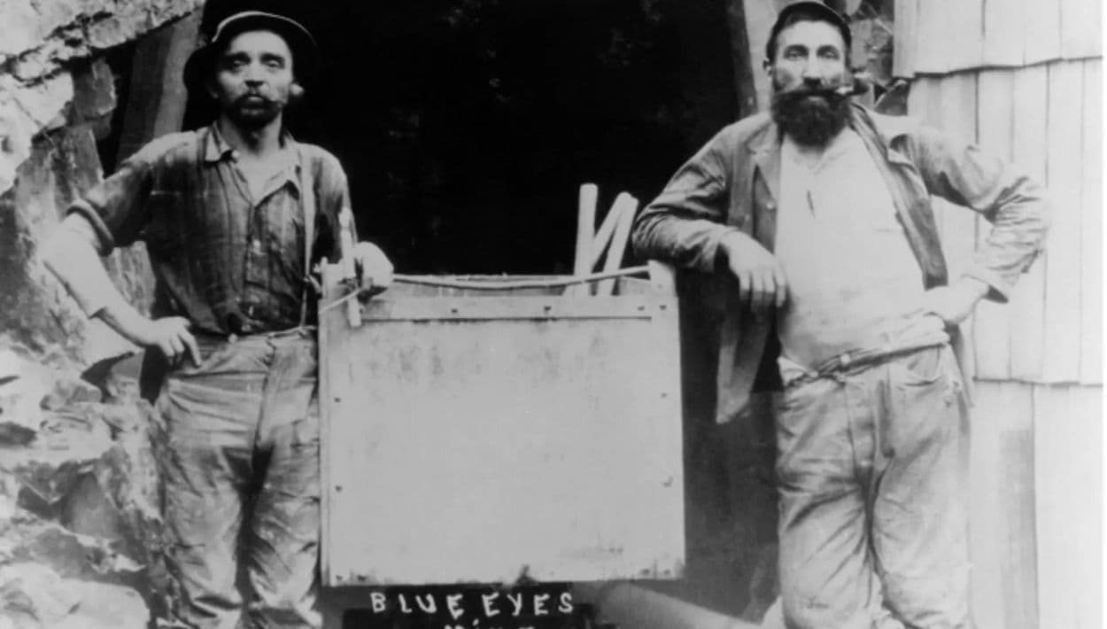 Los mineros del siglo XIX fueron los primeros en usar los jeans deLevi Strauss & Co., valorando su resistencia y durabilidad en condiciones extremas, lo que dio origen a una de las prendas más icónicas del mundo.