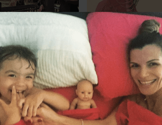 Cristy espera ansiosa que llegue el hermanito de Michelle, pronto habrá un bebé más en esa cama.