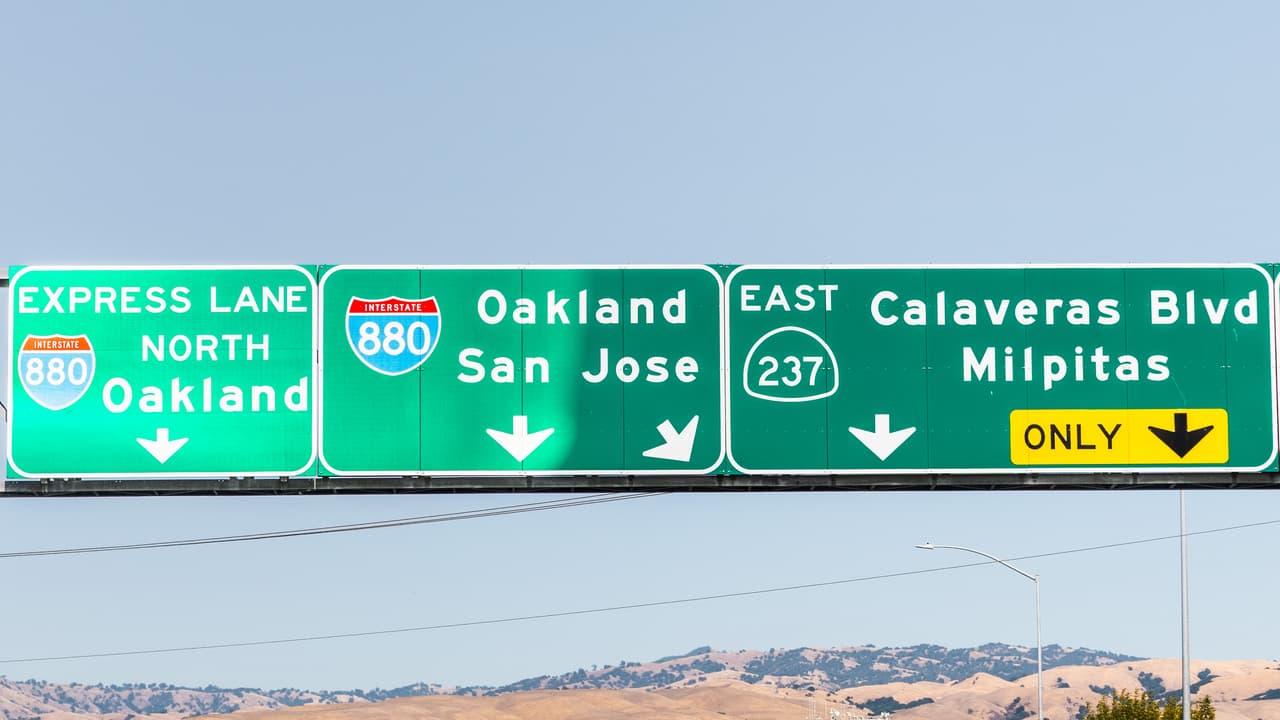 Pasadas las 2 p.m., los servicios de emergencia recibieron una llamada en la que se les informaba
<b> sobre un tiroteo entre dos conductores</b> 
<a href="https://abc7news.com/23-month-killed-baby-shot-oakland-shooting-freeway/11206129/" target="_blank">en plena carretera interestatal 880 de la ciudad de Oakland</a>, contó 
<i>ABC News. </i>
<br> 
<br>