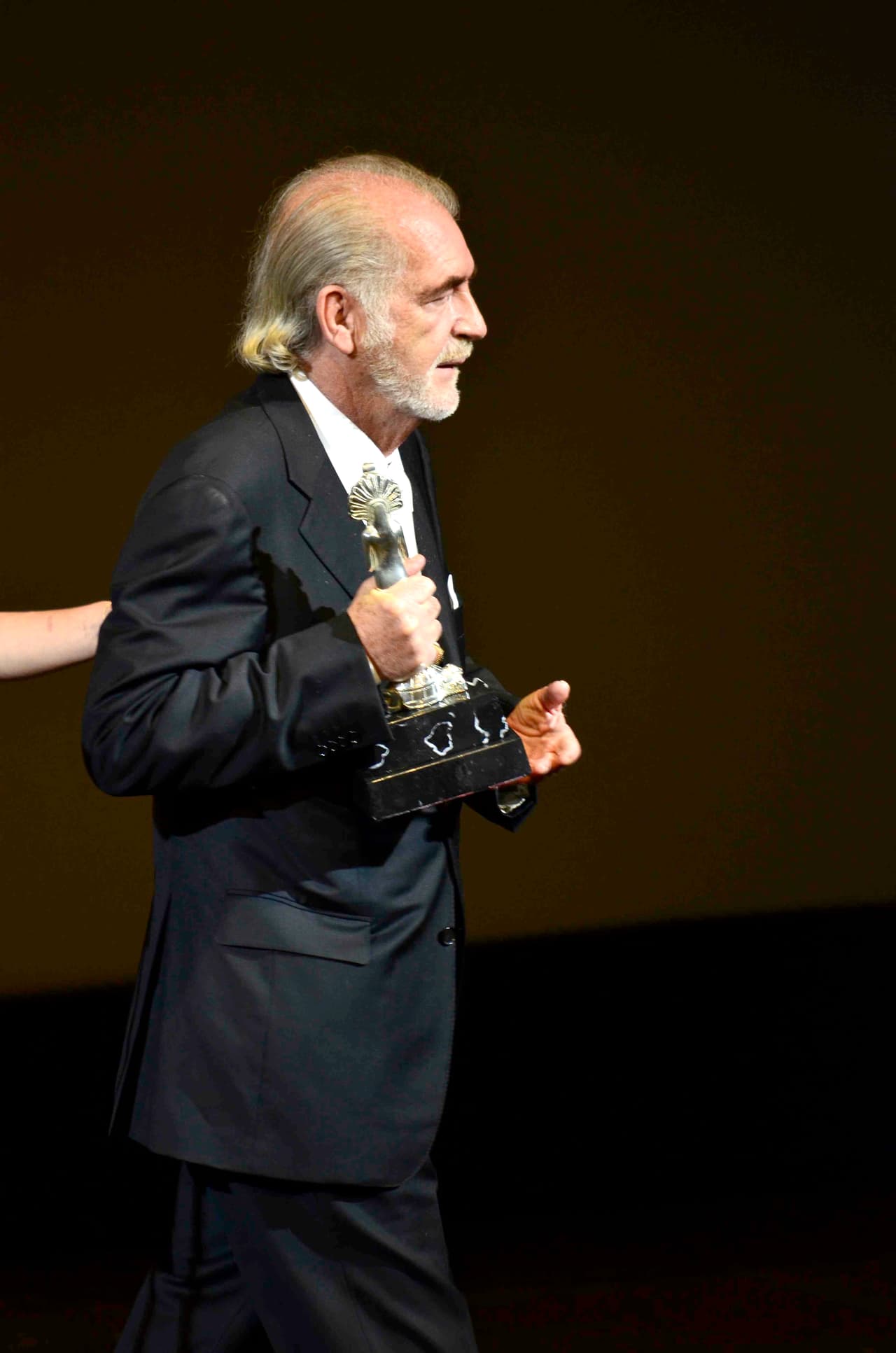 "Algún día se, me contarás con jovialidad las aventuras de tu viaje inmortal, tan inmortal como tu arte. Padre mío... donde quiera que tu corazón este navegando ahora, se que navegará contento, con la frente en alto, con el alma firme como el Asta del barco. Quiero que sepas, que te echaré de menos cada instante, cada segundo y cada minuto...pero que estoy atiborrado de orgullo", continúa el mensaje.