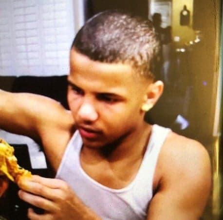 <b>Michael Paul, 16 años.</b>
<br>
<br>Es un fugitivo al que la policía de Surprise le sigue la pista. Se debe contactar al 623-222-4000 o 623-222-8477 para dar información sobre él, con el número de incidente de referencia #220104912. También es posible escribir a crimetips@surpriseaz.gov.