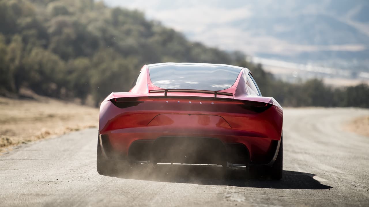 Eso que vez en la parte inferior de la imagen 
<b>no es humo, es polvo</b>. El mismo polvo que los competidores del Tesla Roadster van a tener que acostumbrarse a ver. Según Tesla el Roadster es capaz de acelerar de 0 a 60 millas por hora en solo 1.9 segundos. De ser cierto el estimado de Tesla, una vez que se inicie la producción del Roadster, simplemente no existirá ningún otro carro capaz de acelerar tan rápido como el Tesla Roadster. Lo sentimos mucho por los fanáticos del Henessey Venom GT, el Koenigsegg Agera RS o cualquier Ferrari.