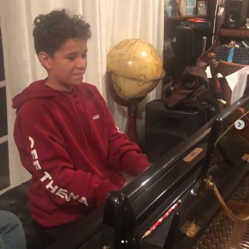 "
<b><a href="https://www.univision.com/famosos/fernando-carrillo-se-contradice-ahora-alega-que-no-visita-a-su-hijo-en-eeuu-por-un-viejo-arresto-por-dui-fotos">Él tiene tres años que no ve al niño</a></b>, tres años que no sabe si el niño come, va a la escuela o viste, o sea, ni si quiera lo llama", señaló.
<br>