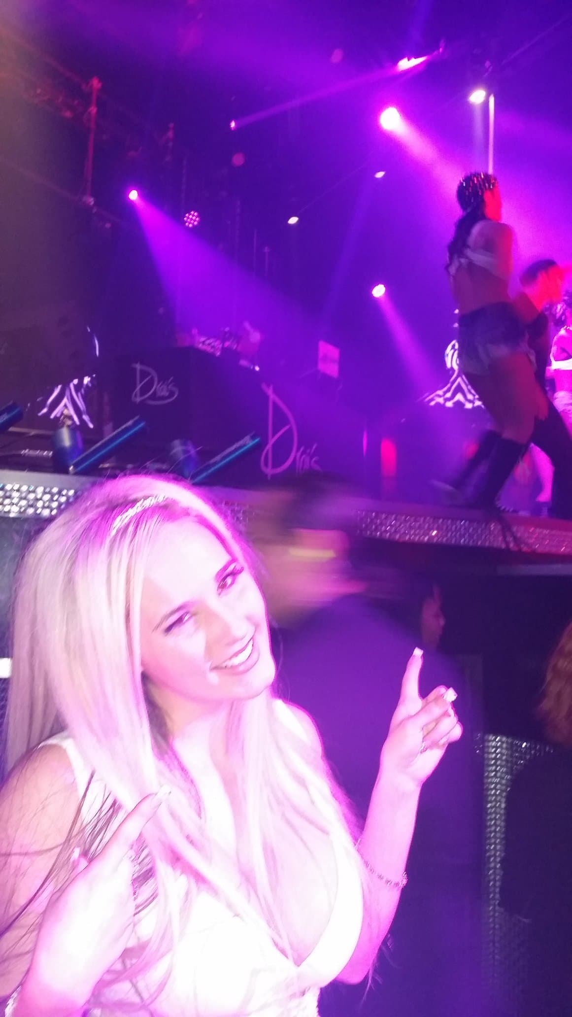 Dichos cargos son el uso ilegal del comercio interestatal, específicamente de teléfonos y correo electrónico, en comisión de un asesinato por encargo.