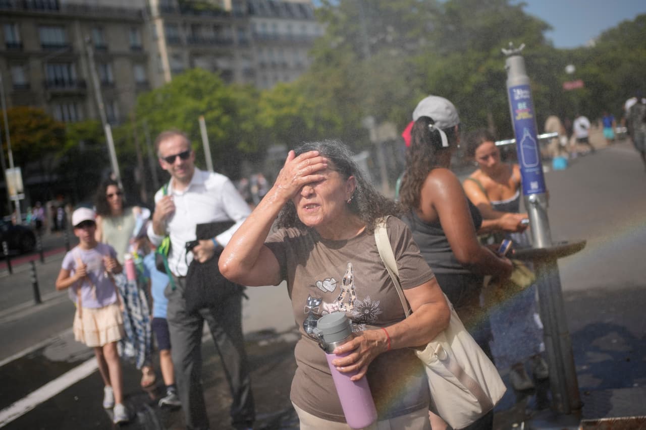 La actual ola de calor en Europa ha dejado al menos 1,300 muertes registradas o estimadas por fuentes oficiales, principalmente en Francia y España, aunque las autoridades advierten que el balance podría aumentar conforme se consoliden los datos de mortalidad.
