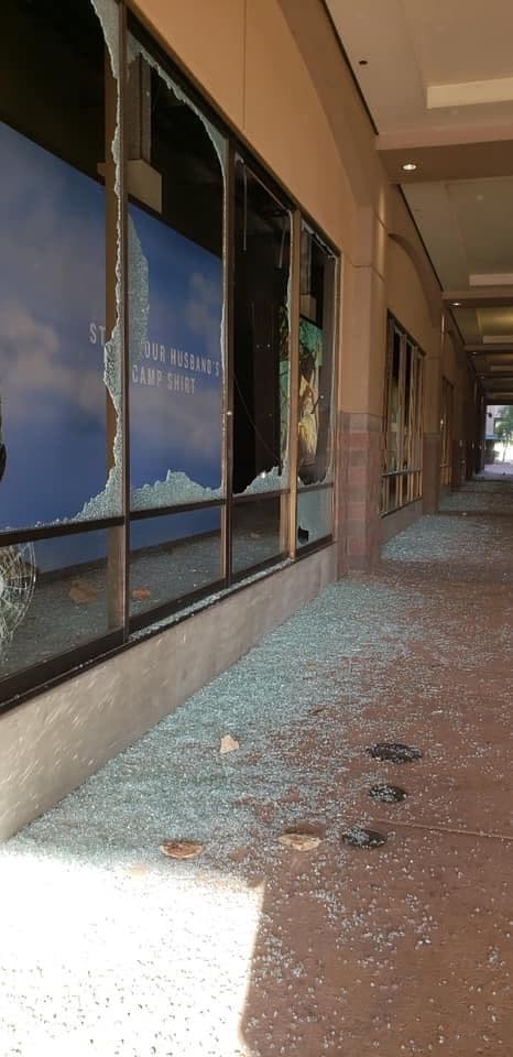 Los manifestantes rompieron vidrios y causaron destrozos en negocios para protestar por la muerte de George Floyd, las autoridades no consideran esto protesta sino vandalismo.