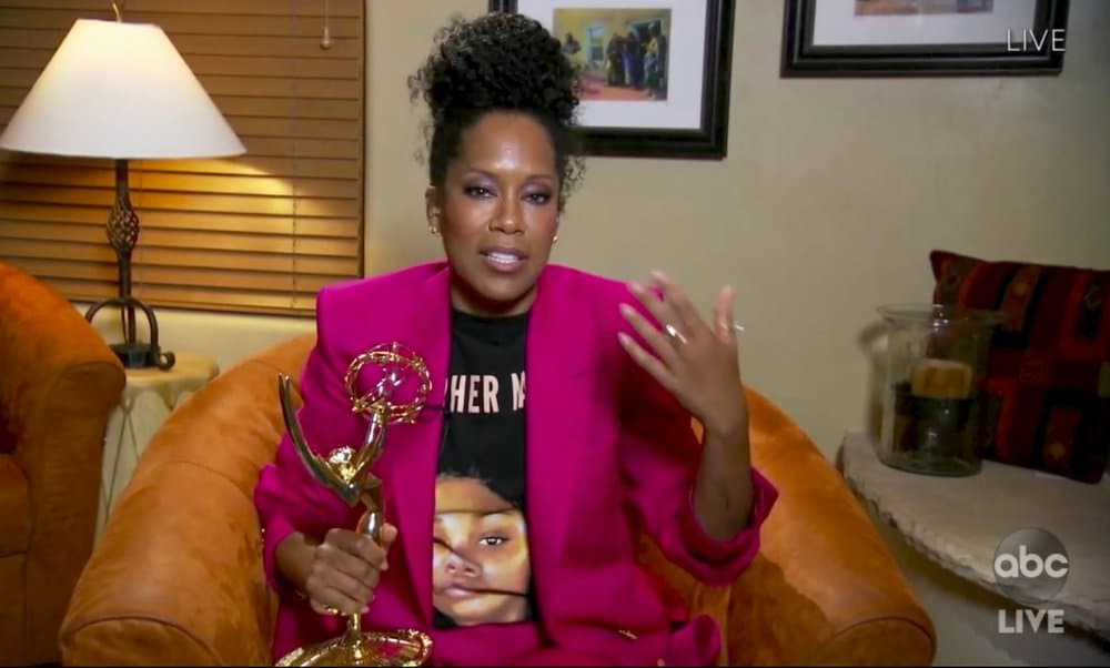 Regina King al aceptar el Emmy por mejor atriz protagonista por su papel en "Watchmen".