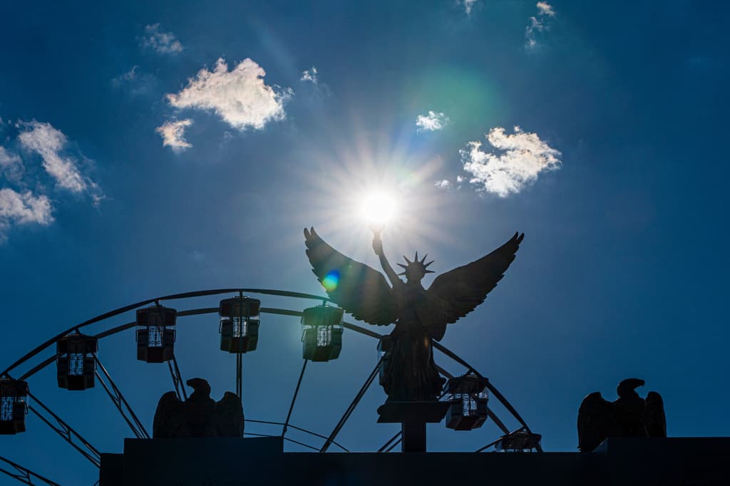 El sol brilla detrás de una maqueta del Arco del Triunfo propuesto por el presidente Donald Trump en la Great American State Fair, en el National Mall, el jueves 25 de junio de 2026.
