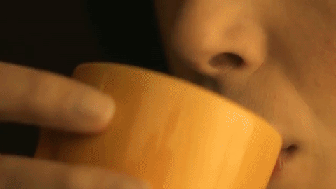 Tan embobado queda con ella que sin querer toma agua del florero.