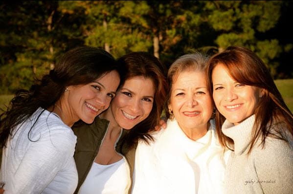 Por otro lado, Alesandra Rosaldo tiene dos hermanas: Valeria y Mariana, tal vez alguna de ellas podría estar embarazada, por eso el mensaje de la cantante. 
<br>