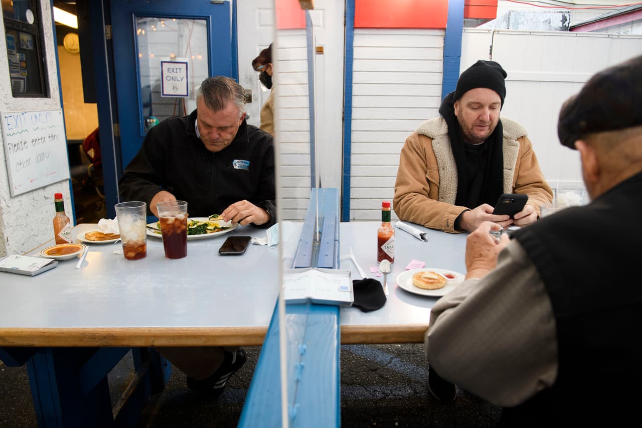 No es precisamente un local de lujo, sino más bien un restaurante sencillo que sirve grandes porciones de comidas americana, reconfortante para sus clientes y visitantes.